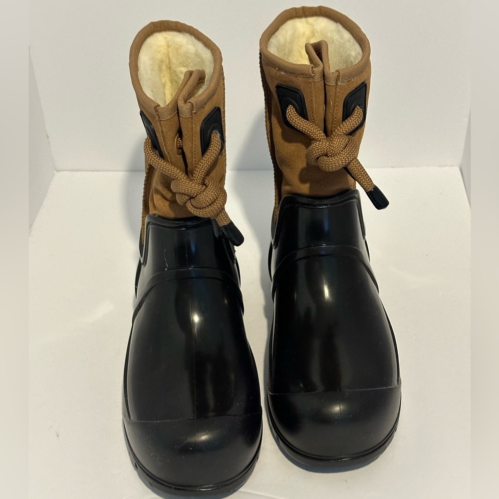 UGG Women’s Raincloud Lace Suede Boots size 8